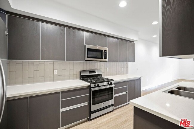 Photo - 1439 N Poinsettia Pl Unit 208