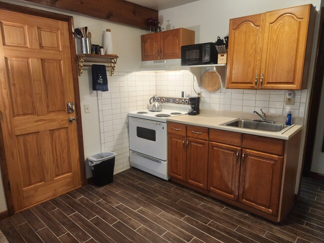 Newly remodeled kitchen area - 19 Overbrook Dr Apartamentos Unidad Studio