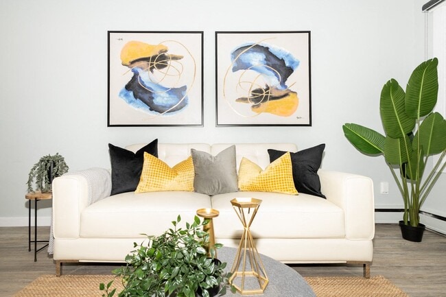 567 Warsaw Avenue - 567 Warsaw Avenue