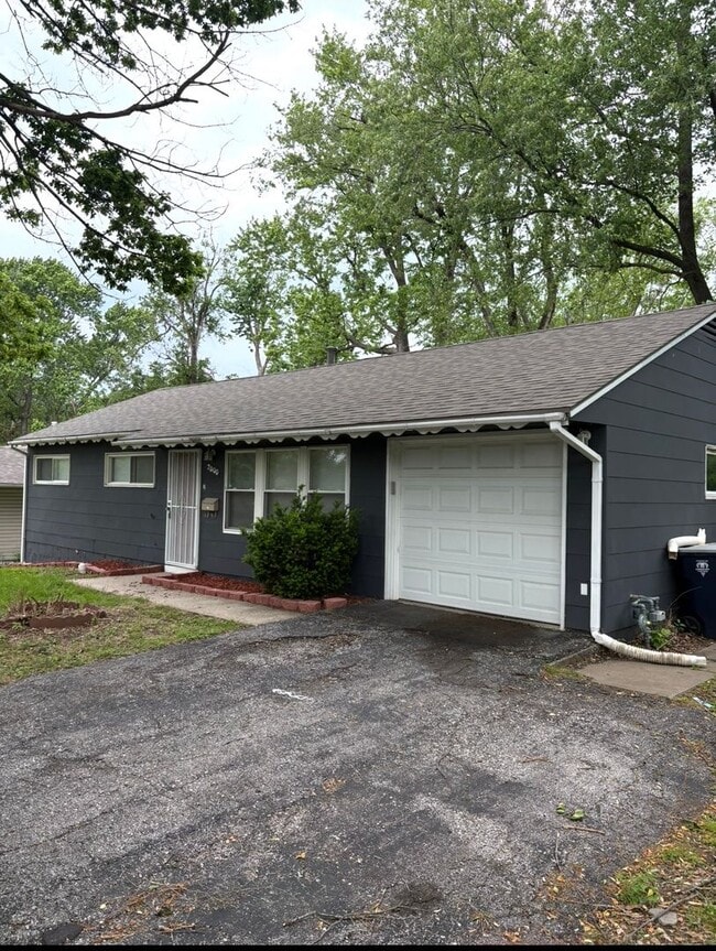 Building Photo - Large 3 bedroom house available