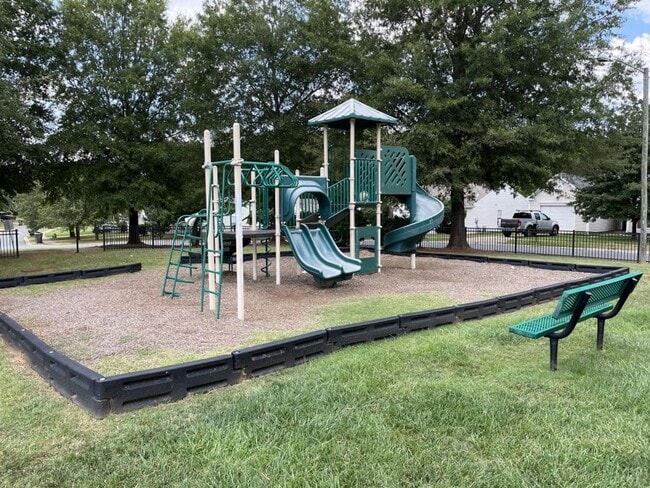 Building Photo - Updated 3 Bedroom, 2 Bath Ranch in NW Char...