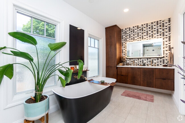 Building Photo - 452 W 4th St Unit 1 Rental