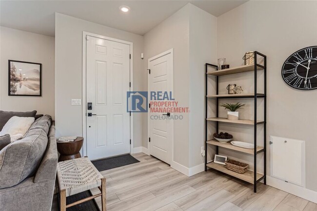 Photo - 8375 Holman St