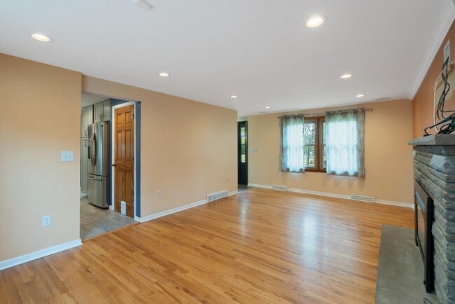 Photo - 20 Apricot Ln