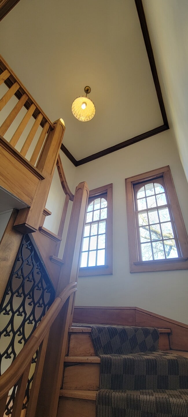 Main Hallway - 2021 E Park Pl