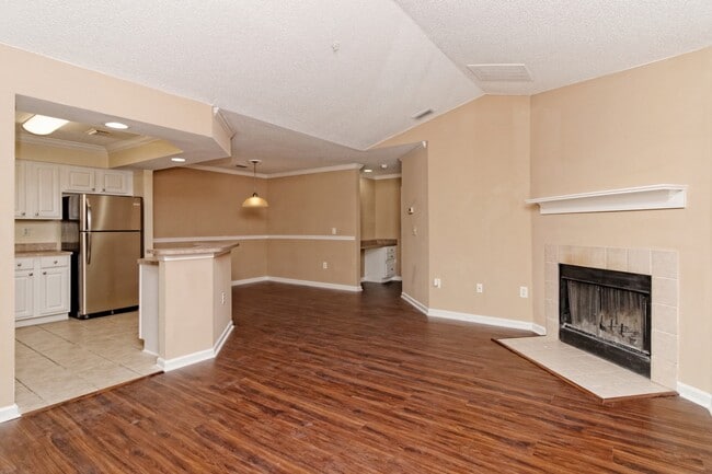 Building Photo - Amazing two bedroom 2nd Floor, Summer House Available June 19!