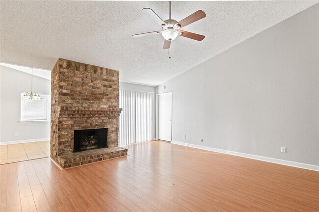 Photo - 18719 Droitwich Dr