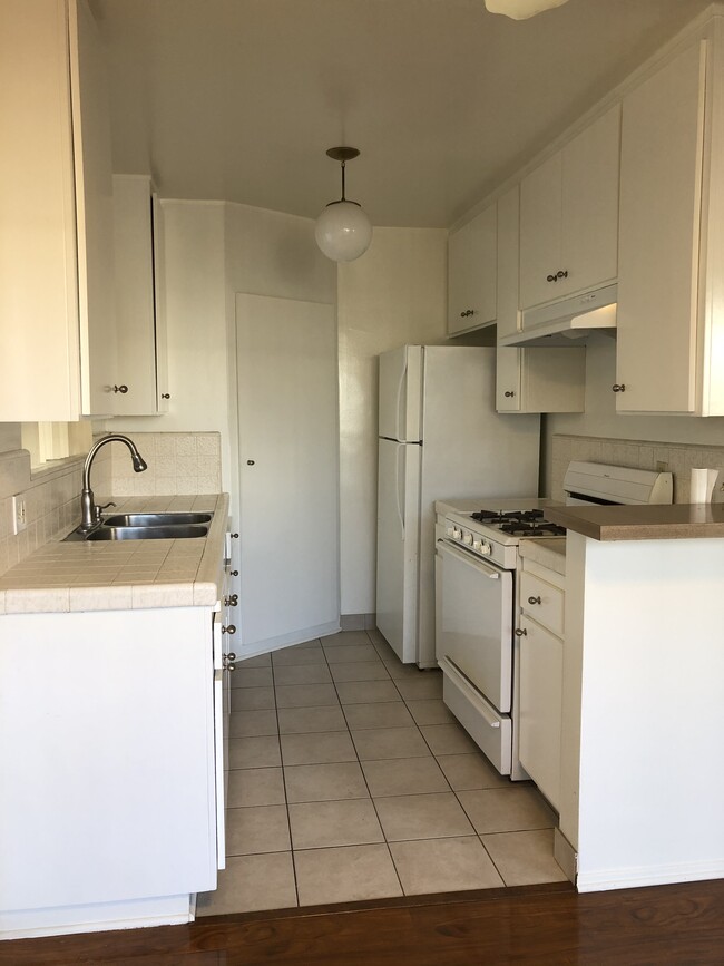 Kitchen - 1947 Pelham Ave Apartments Unit 3