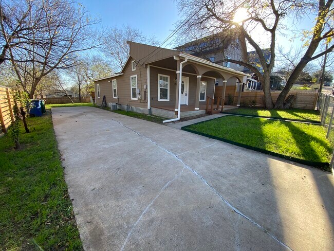 Building Photo - 2511 E 9th St Rental