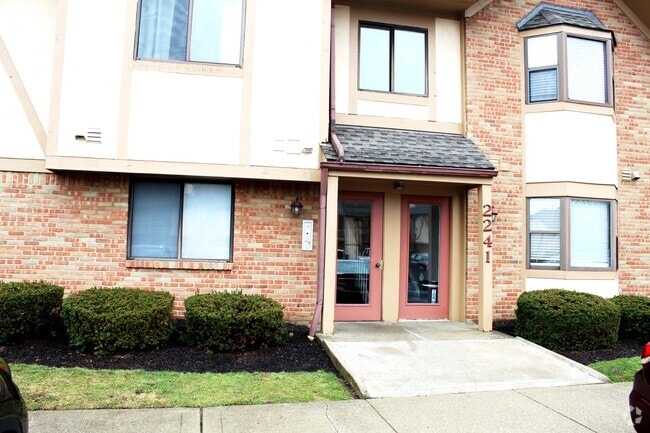 Building Photo - 2241 Hedgerow Rd Unit D Rental