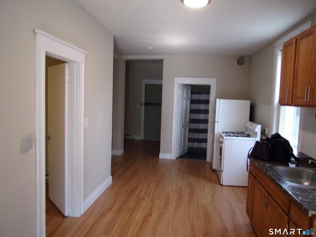 Building Photo - 158 High St Unit 1st flr south