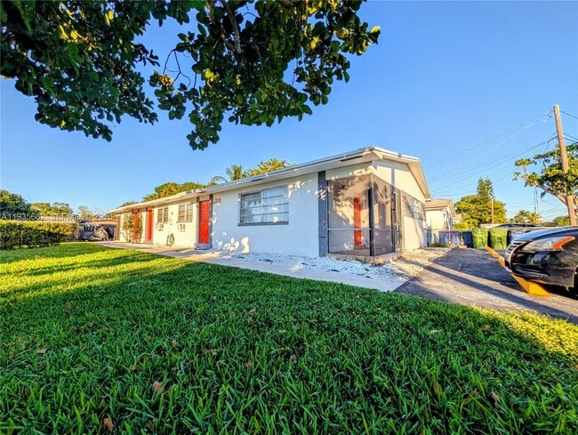 Building Photo - 512 SW 7th St Unit 1-4