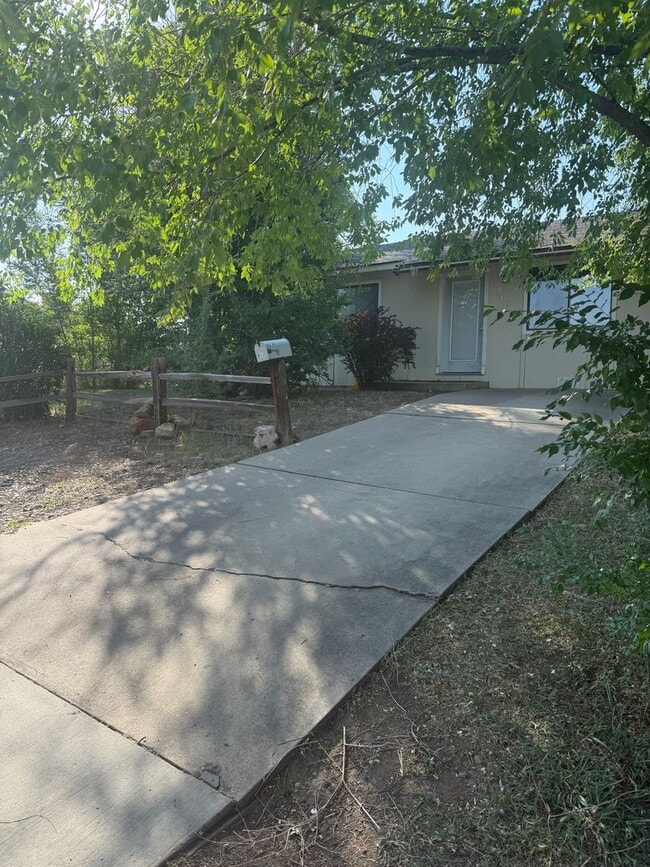 Building Photo - 3 bed 1 bath Brookside dr Rental