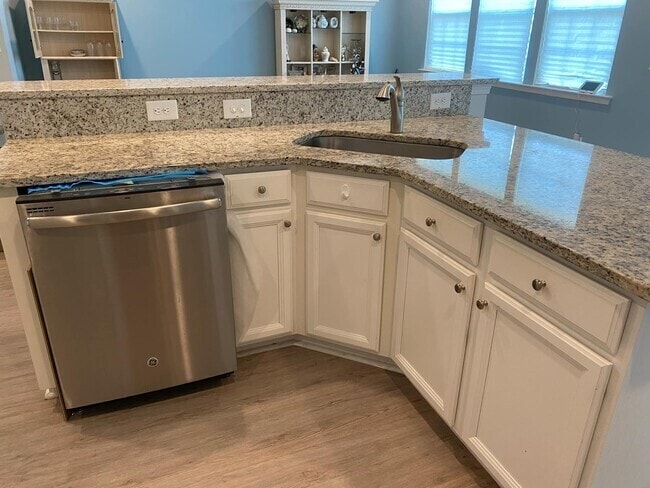 Photo - 9824 English Elm St