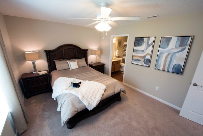 Large Main Bedroom with En-suite Bathroom & Closet - Redwood Fort Wayne Maplecrest Road