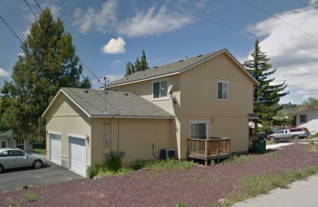 Building Photo - 2 Bedroom, 1.5 Bathroom - Upstairs/Downsta... Rental