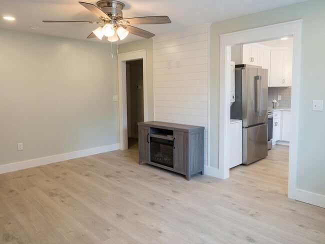 Photo - 1123 White Oak Dr