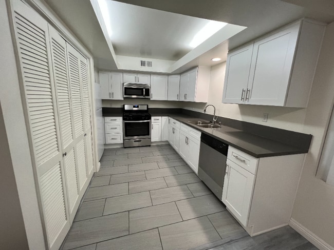 Photo - 1600 S Bentley Ave Unidad 3