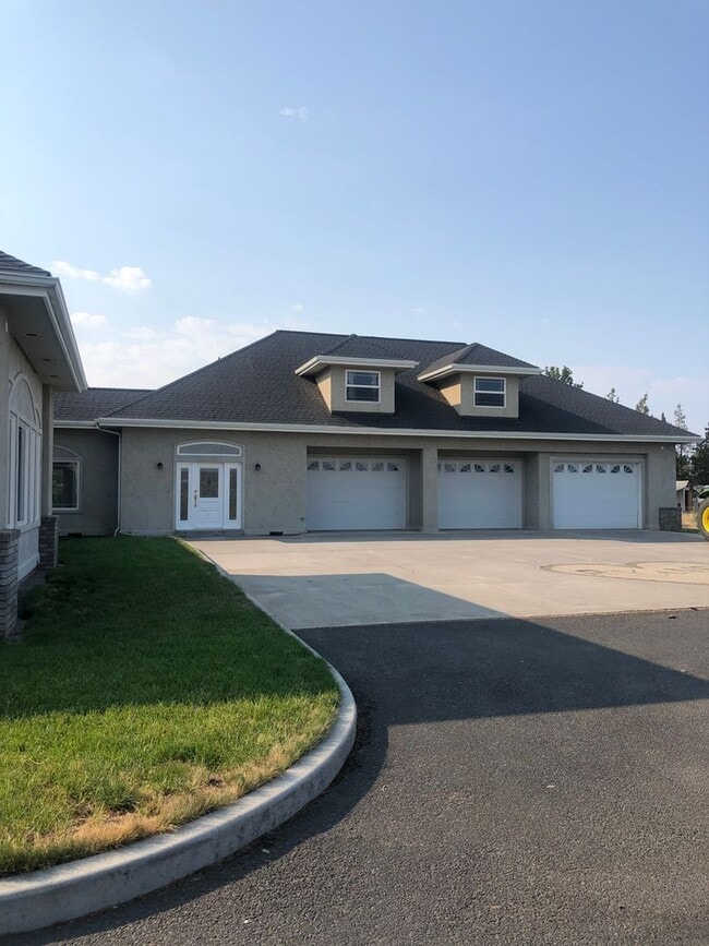 Photo - Spacious Redmond Estate on 14 Acres – 4,300+ Sq Ft, Pastures, 4-Car Garage