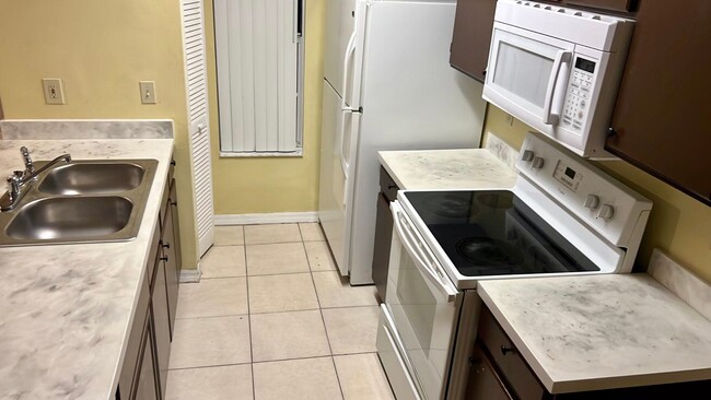 Photo - Spacious 3 bedroom condo, perfectly located near shopping & attractions!