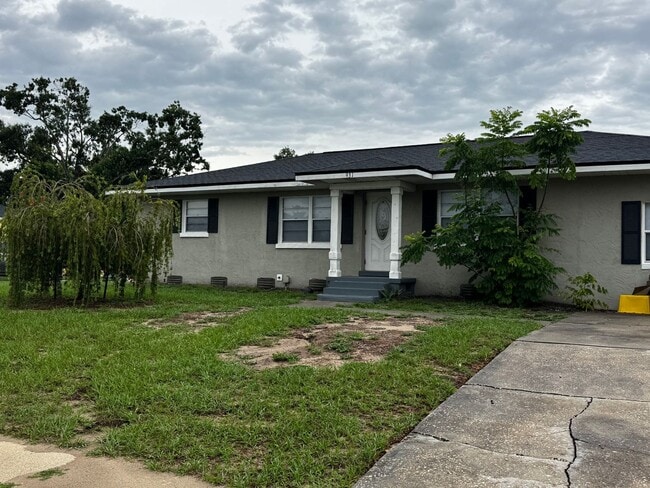 Remodeled 4/2 Home-Lawncare Included - Remodeled 4/2 Home-Lawncare Included