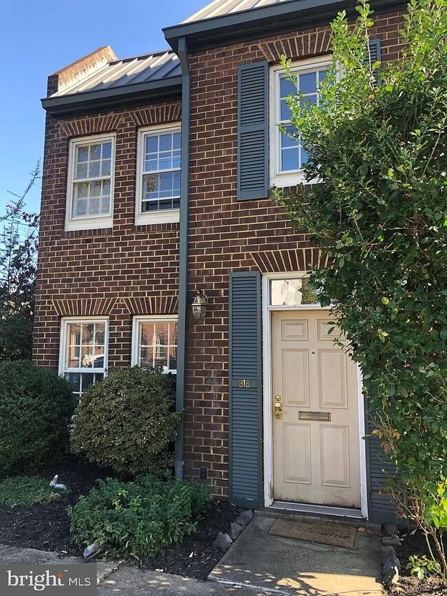 Building Photo - 316 S Columbus St