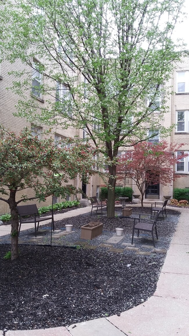 Building Photo - 3412 W Foster Ave Unit 1A Rental
