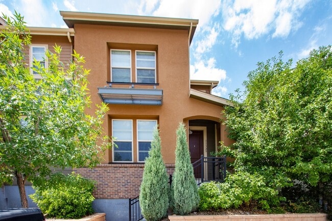 Building Photo - Spacious Modern Town Home with Attached 2 Car Garage!