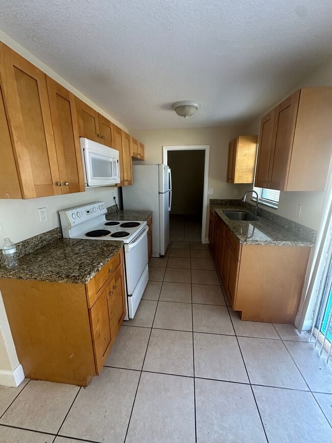 Photo - Nice 3/2 with big backyard