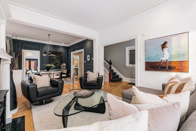 Photo - 134 Roxborough St W