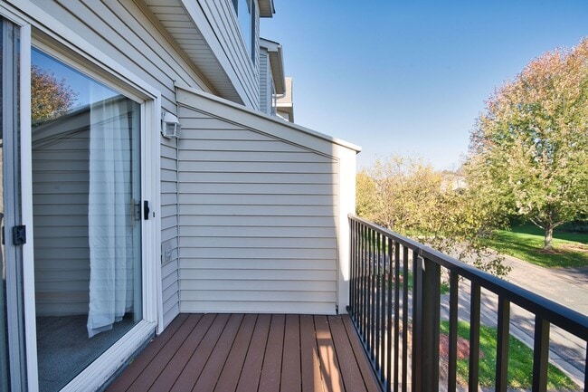 Photo - Like New 2 Bed/2 Bath Townhome With Amenit...