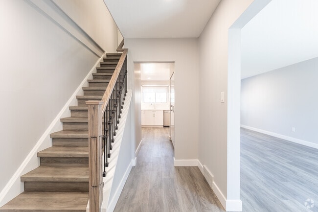 3 chambres, 2 salles de bain - 1350 pi2 - Couloir - Georgian Court Townhomes
