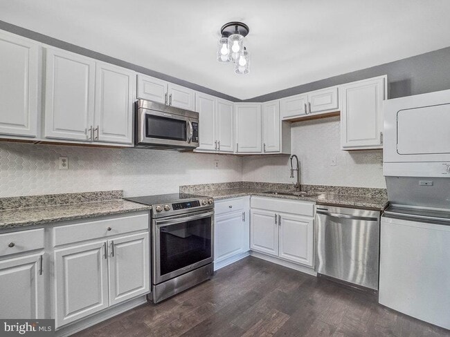 Photo - 330 Brock Square