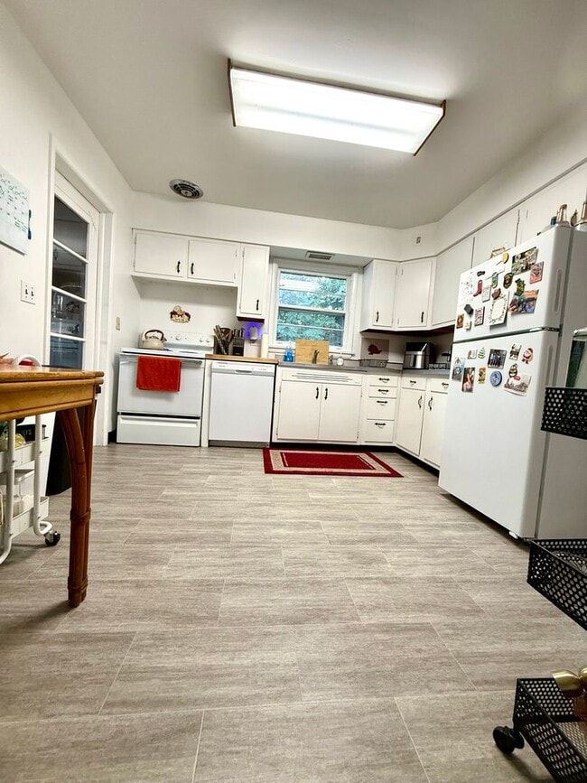 Photo - 4 Bedroom Home Avail August 2026!  Monthly...