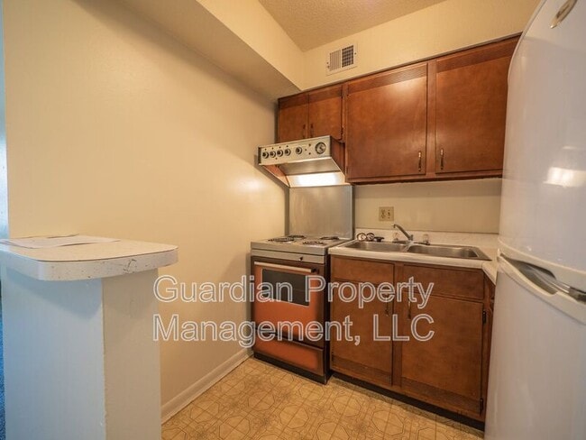 Photo - 1115 N College Dr