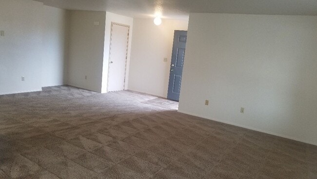 Photo - 122-Ring Manor