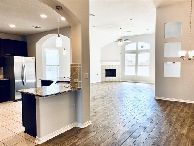 Photo - 1009 Sundrops St