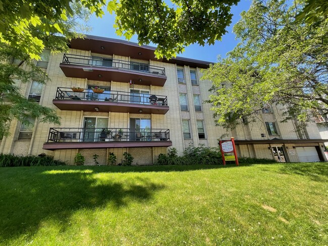 Riverwalk - Riverwalk Apartments