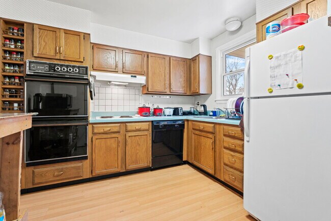 Photo - 3535 Marlbrough Way