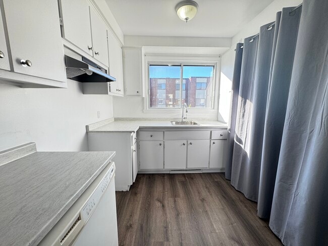 Building Photo - 5330 Pl Pontiac Unit 6