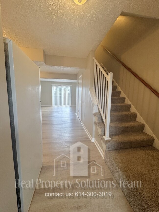 Building Photo - Spacious Renovated Townhouse Unit NA