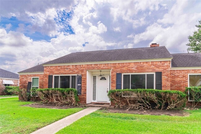 Photo - 8819 Hazen St