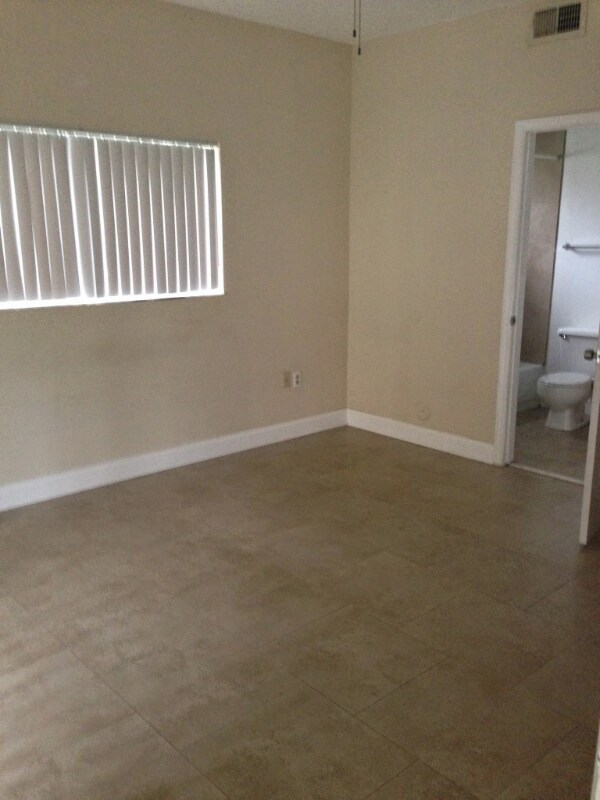 Photo - 2445 SW 18th Terrace Unidad 404