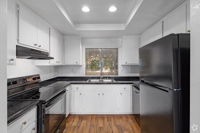 2BR, 2BA - 1,000SF - Kitchen