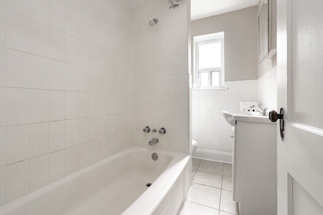 Photo - 118 Roncesvalles Ave