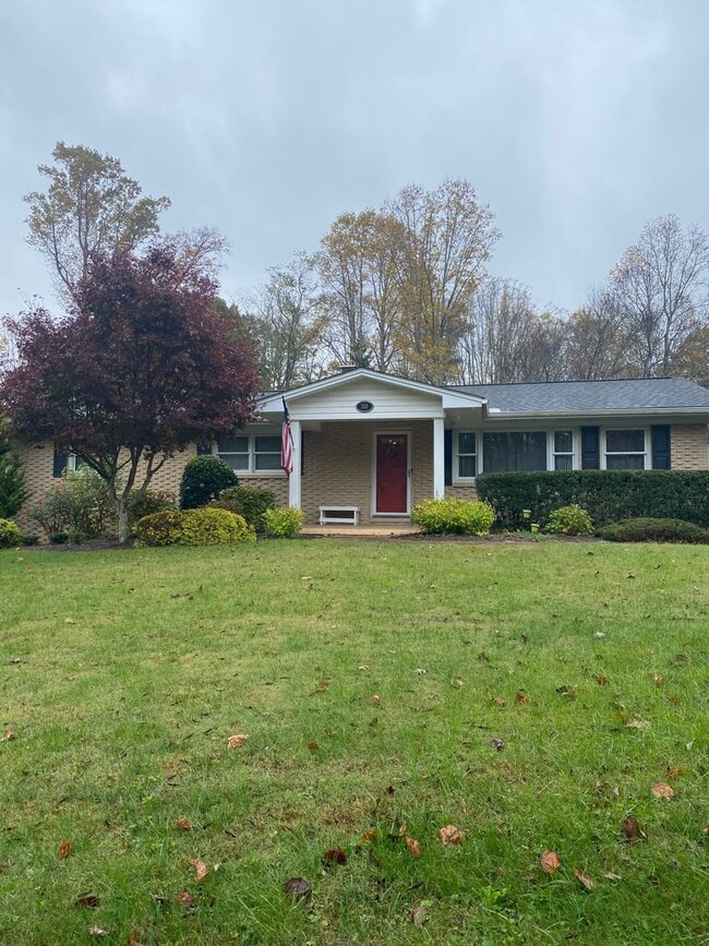 Beautiful brick, ranch home in the Enka Sc... - Beautiful brick, ranch home in the Enka Sc...