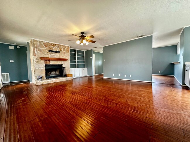 Photo - Spacious 3/2 With Office