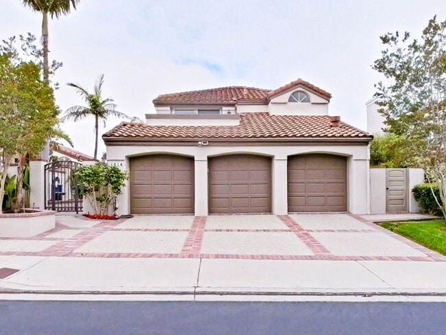 Building Photo - FURNISHED - Elegant 3 bedroom with office ...