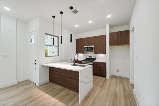 Photo - 7418 Maxroy St