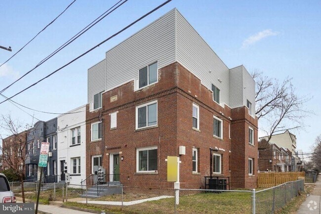 Building Photo - 1642 16th St SE Unit 2 Rental